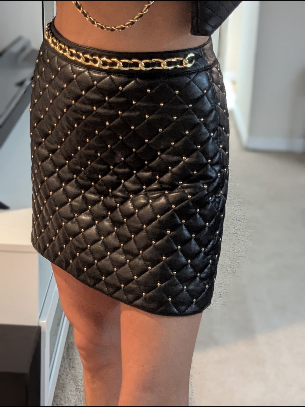 Alice + Olivia Black Quilted Vegan Leather A-Line Mini Skirt with Gold Chain - Picture 2 of 13
